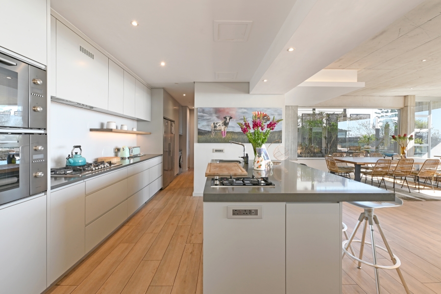 To Let 4 Bedroom Property for Rent in Green Point Western Cape